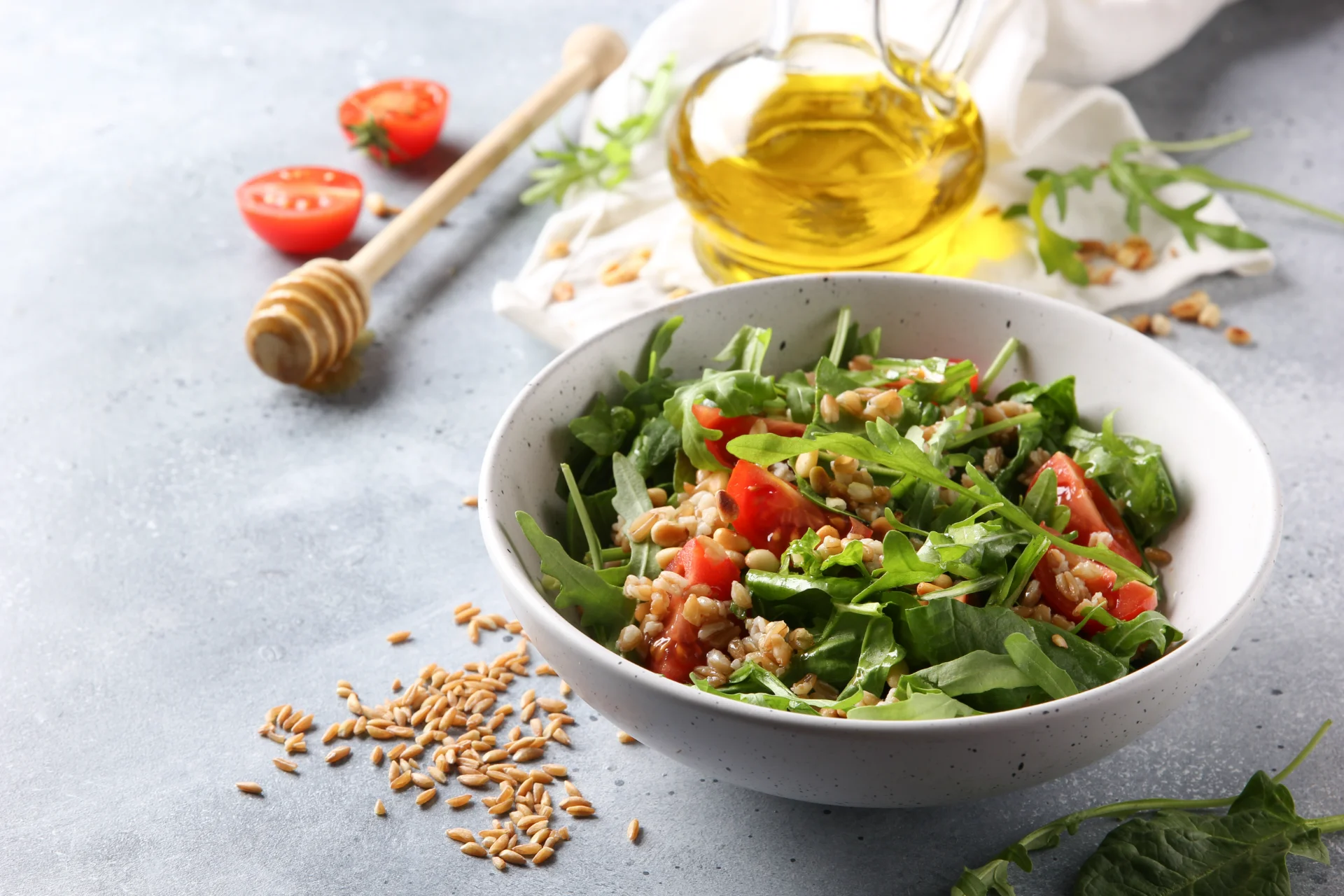 Kom met rucola, pijnboompitten en honingdressing van tijmhoning